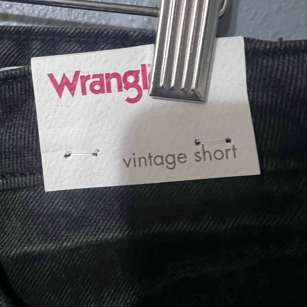 NWT Wrangler Mid-Rise Vintage Distress Denim Short WomenS Sz 8/29 Black Wash NEW - Picture 4 of 6